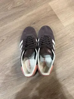 adidas ブラウン スエード スニーカー