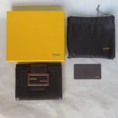 FENDIのブラックズッカ柄の二つ折り財布　大きなFENDIロゴがアクセント