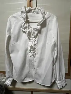 フリル付きホワイトシャツ