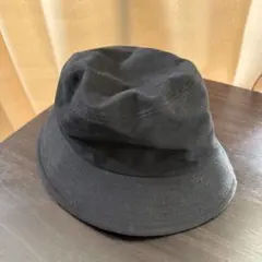 黒いコットンバケットハット
