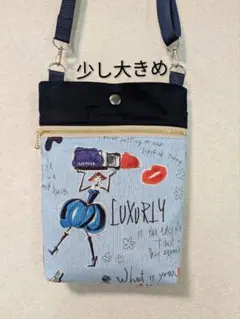 少し大きめスマホポーチ　ハンドメイド　コスメガール柄　水色