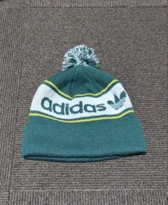 adidas ポンポン付きニット帽