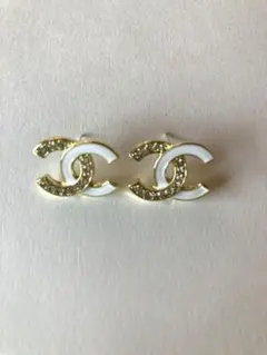 [CHANEL］ ピアス(白色&ゴールド) ノベルティ