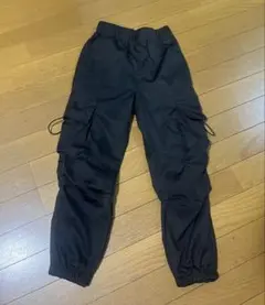 黒カーゴパンツ