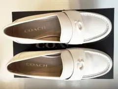 COACH ホワイト ローファー Cロゴ付き