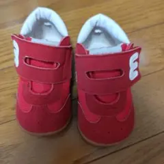 赤いマジックテープベビーシューズ