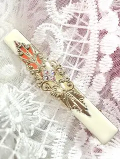 アイボリー色の金色装飾ヘアクリップ