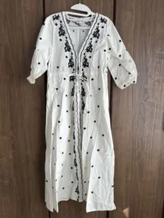 【期間限定値下げ】emi+ 刺繍入りホワイト長袖シャツワンピース