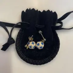 ポーチ付き　サッカーボールデザイン ピアス(両耳用)青