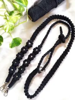 マクラメ編み　☆スマホショルダー　☆長さ調節可能　☆お花　☆ブラック