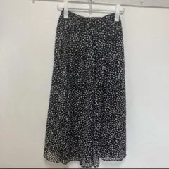 シンプリシテェ：ロングスカート 黒と白の水玉模様フレアスカート