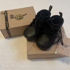 Dr. Martens Auburn キッズ ブーツ ブラック UK3のサムネイル