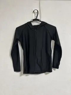 ブラックフード付きジップアップラッシュガード