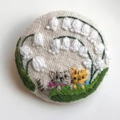 ハンドメイド　刺繍ブローチ　2匹子猫とすずらん