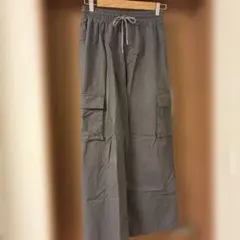 グレーのカーゴパンツ