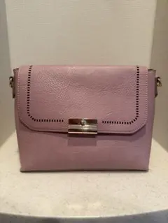 ストラップ付きピンクショルダーバッグ