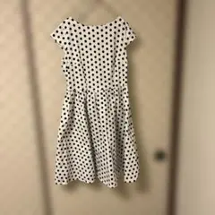 ホワイトベースで水玉模様の半袖ワンピース 白をベースに黒のドット柄　早い物勝ち