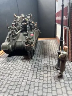 1/35 米軍 空挺101部隊英国シャーマン戦車　1944年フランスパリ解放のサムネイル