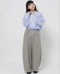 テープフラワーリボンブラウス　ニコアンド　新品タグ付き　ブルーのサムネイル