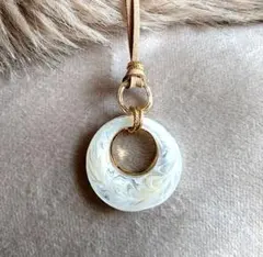 new♡ レジン ホワイト フェザーマーブル×変形ゴールドフープ 紐 ペンダント