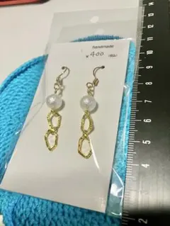 Ｎｏ．129 ハンドメイド ゴールドとホワイトのピアス