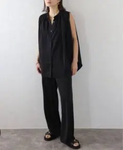 Bonjour sagan マットサテンノースリブラウス×パンツセットアップ　黒