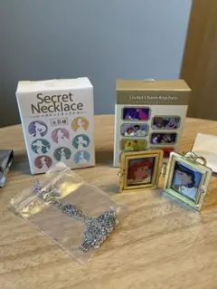 ディズニーストア シークレットロケットキーチェーン ネックレス アリエル
