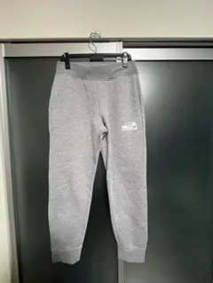 グレー スウェットパンツ ロゴ入り