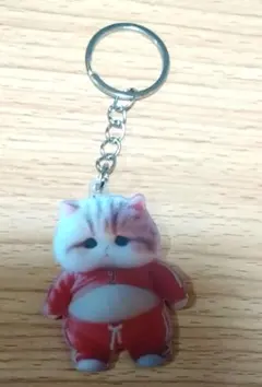 猫 キーホルダー 赤ジャージ アクリル チャーム 5cm