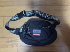 FILA x Lovetoxic コラボ ボディバッグ ブラックのサムネイル