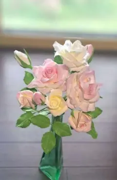 淡いピンクとオフホワイトの薔薇のクレイフラワー花瓶無しのサムネイル
