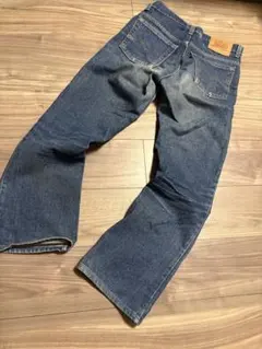 Levi's ダークブルーストレートジーンズ