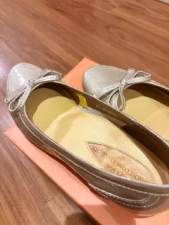 【新品】BARCLAY リボン付きグレーエナメルフラットシューズ 23.0のサムネイル