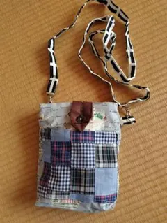 ハンドメイド　パッチワーク風デザインのスマホ入れポシェット