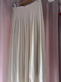 UNIQLO プリーツスカート 白