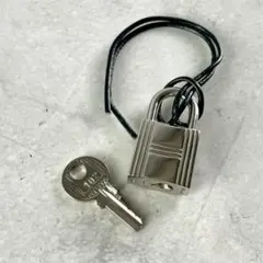 HERMES エルメス カデナ キーセット 南京錠 カギ 紐 シルバー 102番のサムネイル