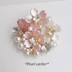 桜＆白花＊パール＆ビジューブローチ✨　卒業式　入学式　桜モチーフ　ハレの日　軽量