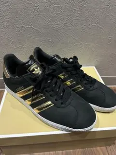 希少★adidas★GAZELLE ブラック ゴールド スニーカー　26.5のサムネイル