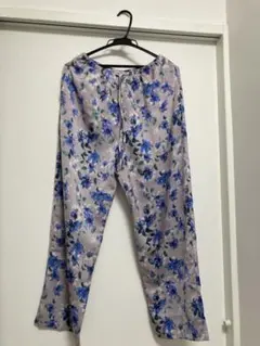 UNIQLOサテンドレープストレートパンツのサムネイル