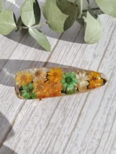 レジンヘアクリップ～花（オレンジ＆グリーン）