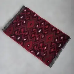 赤と黒の幾何学模様ラグ