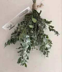 お庭のグリーンを束ねたスワッグ　ユーカリ　ラベンダー　ドライフラワー