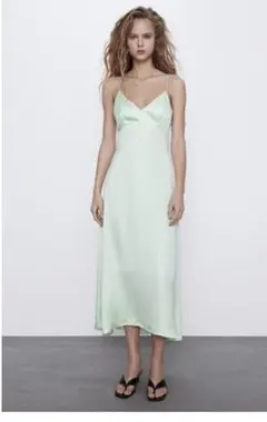 zaraカットアウトディテール入りワンピース