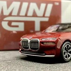 MINI GT BMW i7 xDrive 60レッド メタリック 7シリーズのサムネイル