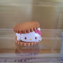 サンリオ　ガチャガチャ　ふにゅっとスモアサンド　ハローキティ