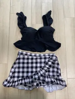 フリル付きブラックビキニとチェックスカート