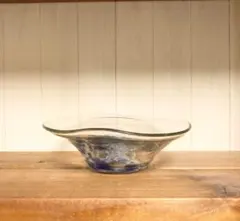 琉球ガラス　波形の青い花模様のガラスボウル