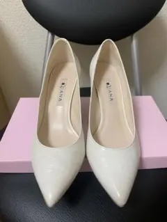 DIANA クロコ型押しパンプス　アイボリーのサムネイル