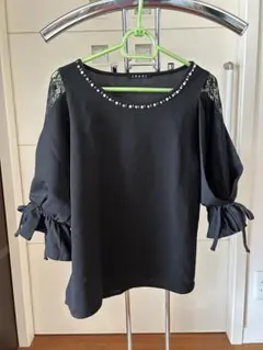 黒のレーススリーブトップス