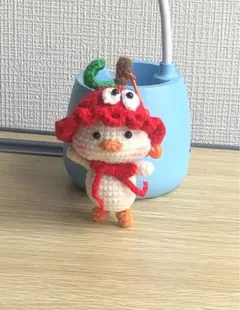 りんごの帽子をかぶるアヒルあみぐるみ